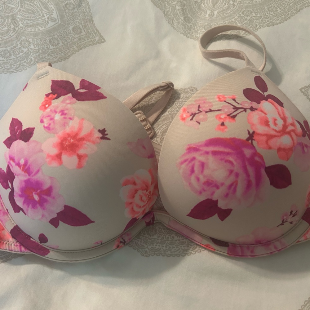 Victoria’s Secret bombshell push-up bra